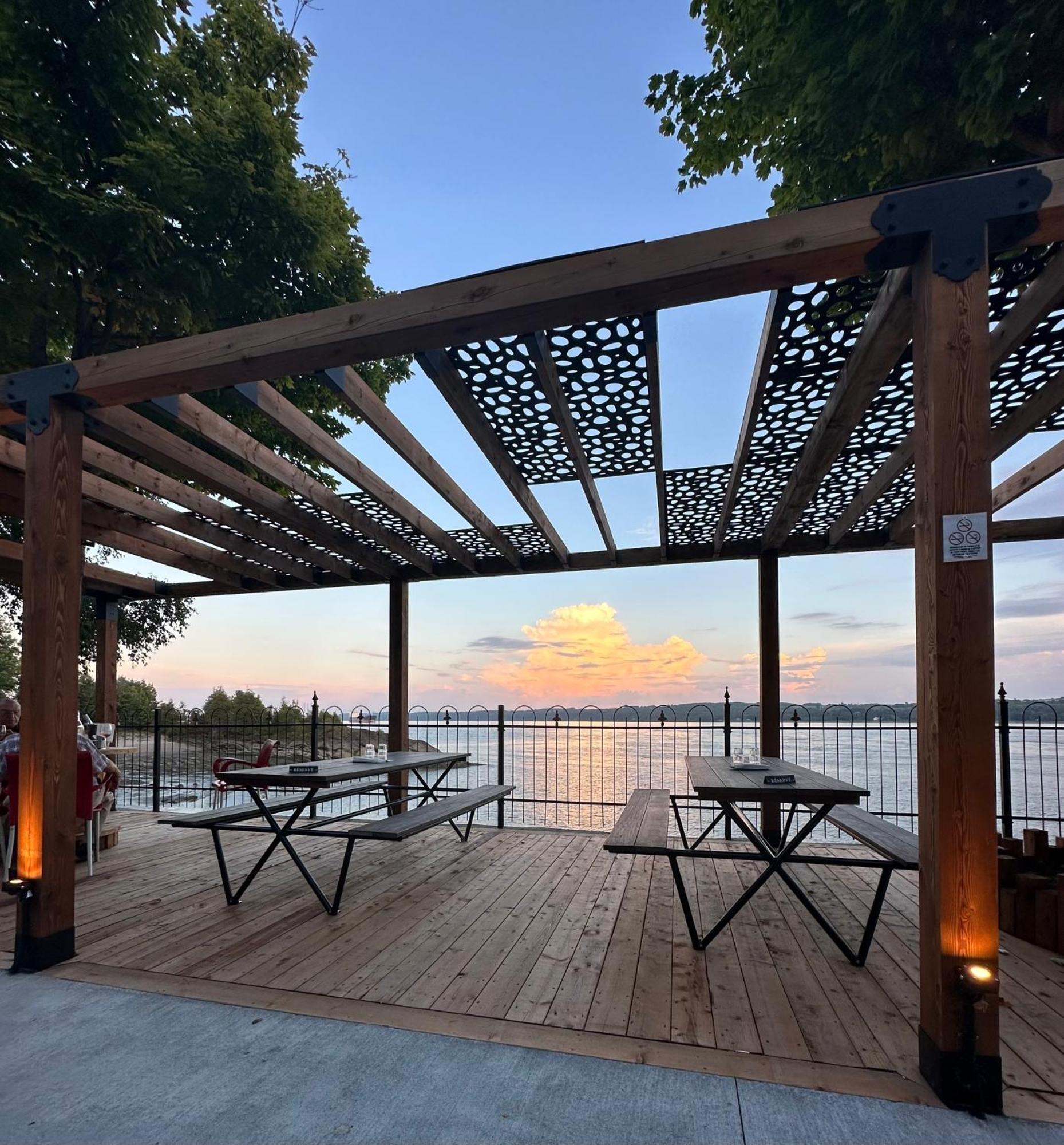 Goeliche Hotel Et Appartement Saint-Laurent-de-l'ile d'Orleans Εξωτερικό φωτογραφία